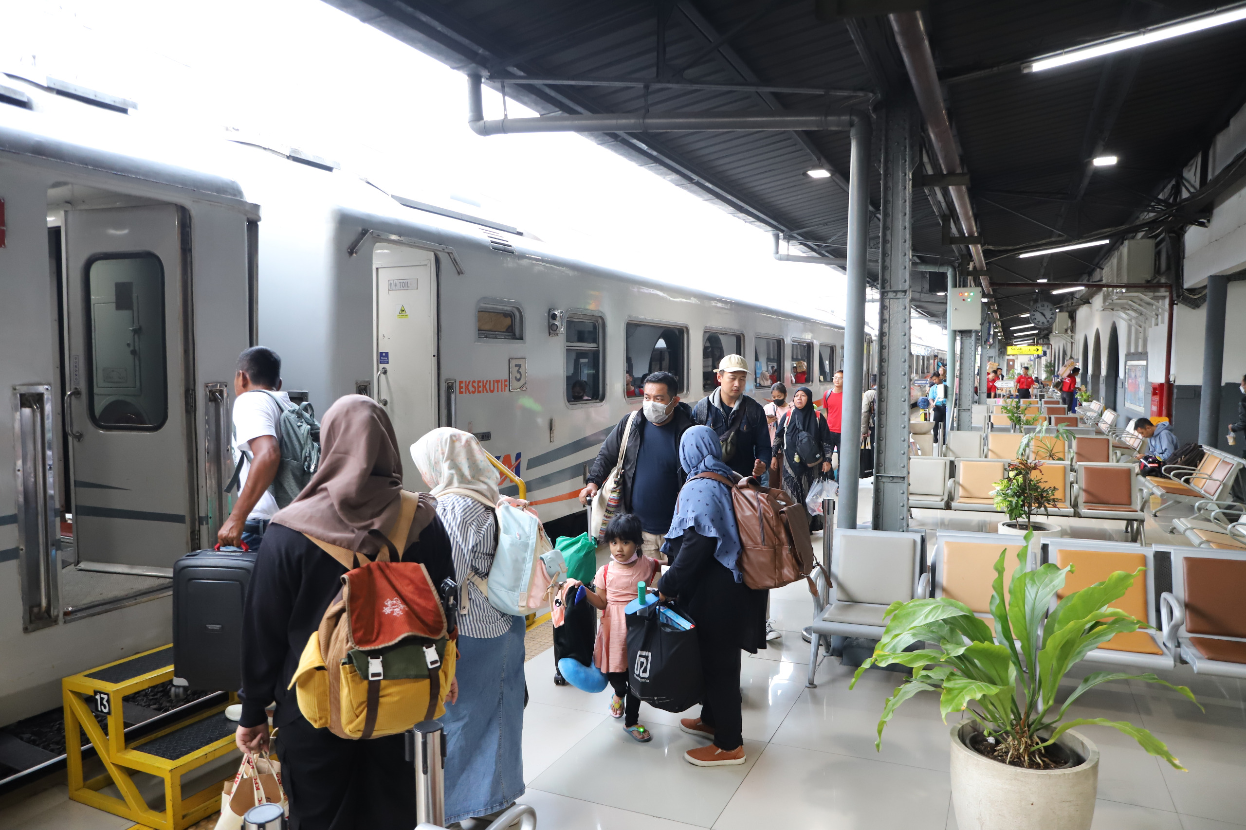 Mudik dengan Kereta Api? Ini Tanggal Keberangkatan yang Masih Tersedia dari Gambir & Pasar Senen, Tiket KA Hampir 2,3 Juta Terjual