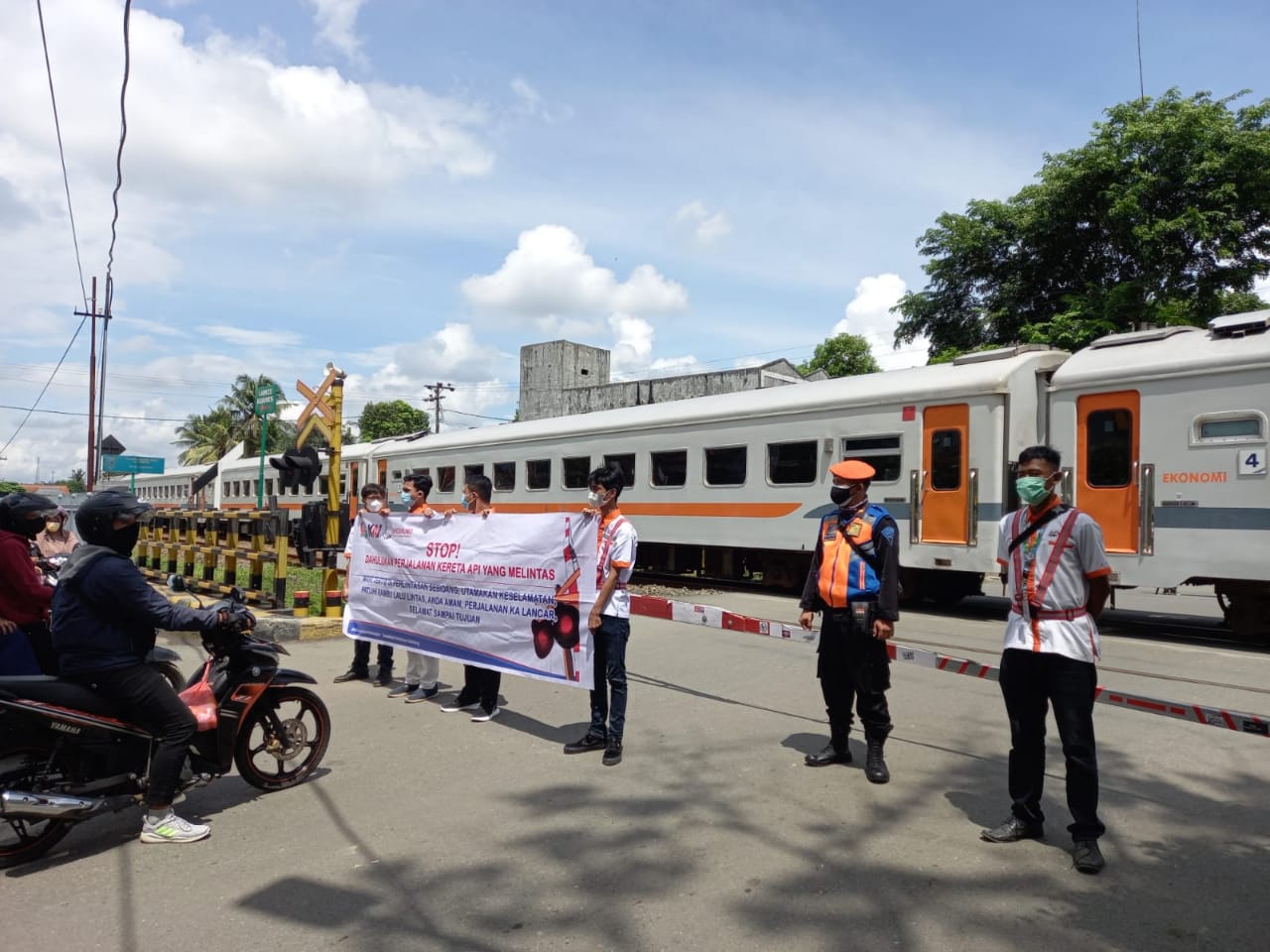 Pemudik Bermotor Wajib Tahu! KAI Bagikan Tips Aman Melintasi Rel Kereta