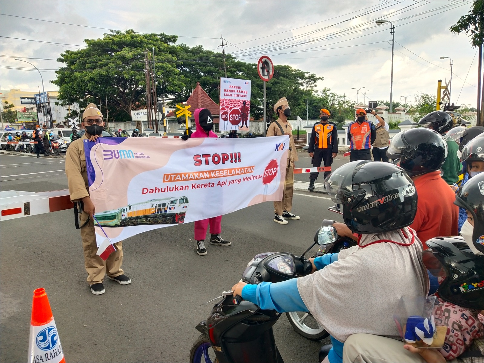 Jangan Langgar! KAI Imbau Pemudik Bermotor Patuhi Rambu di Perlintasan Kereta