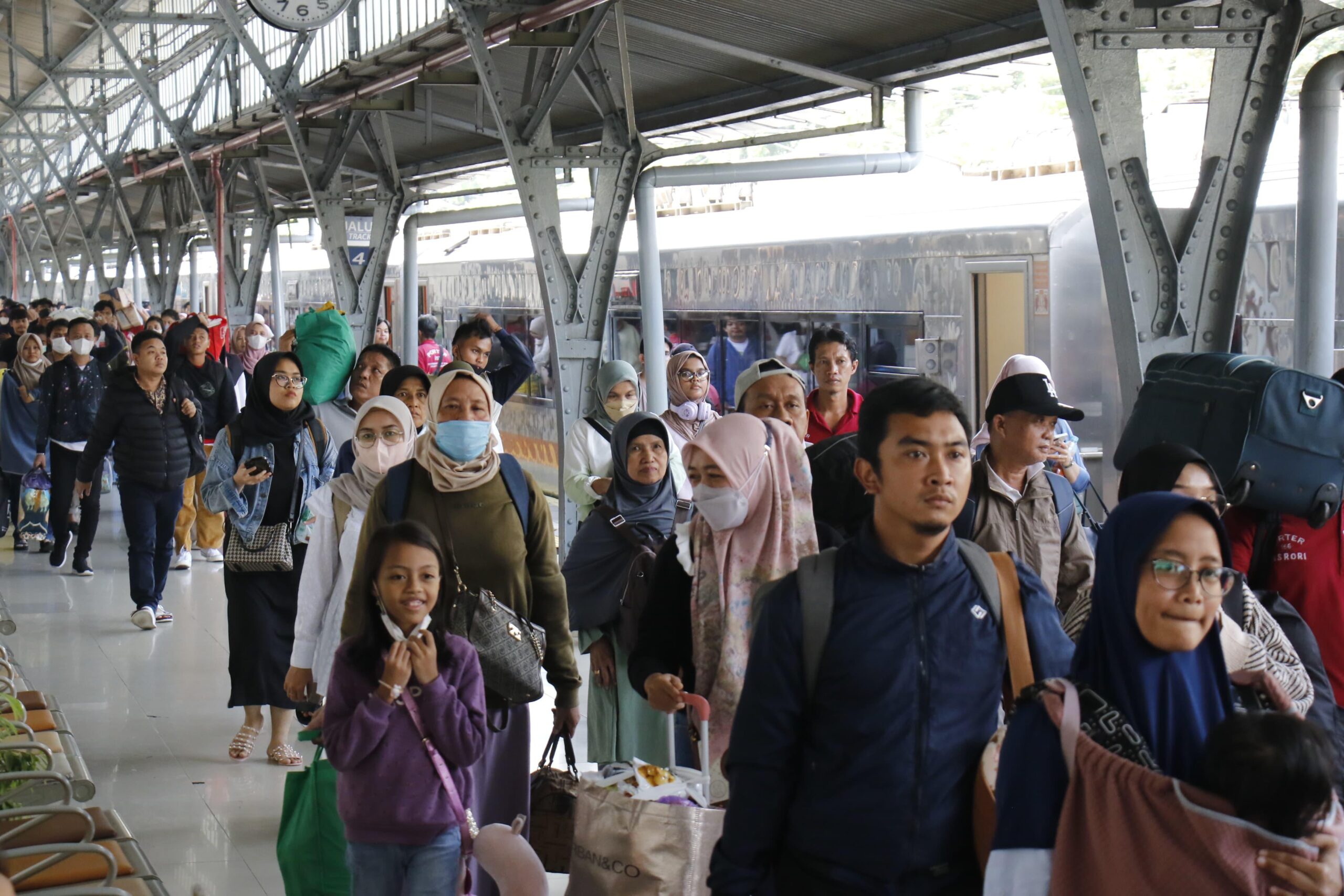(Foto) Agar Perjalanan Lancar Jelang Berbuka, KAI Minta Penumpang Tidak Berangkat Mendadak