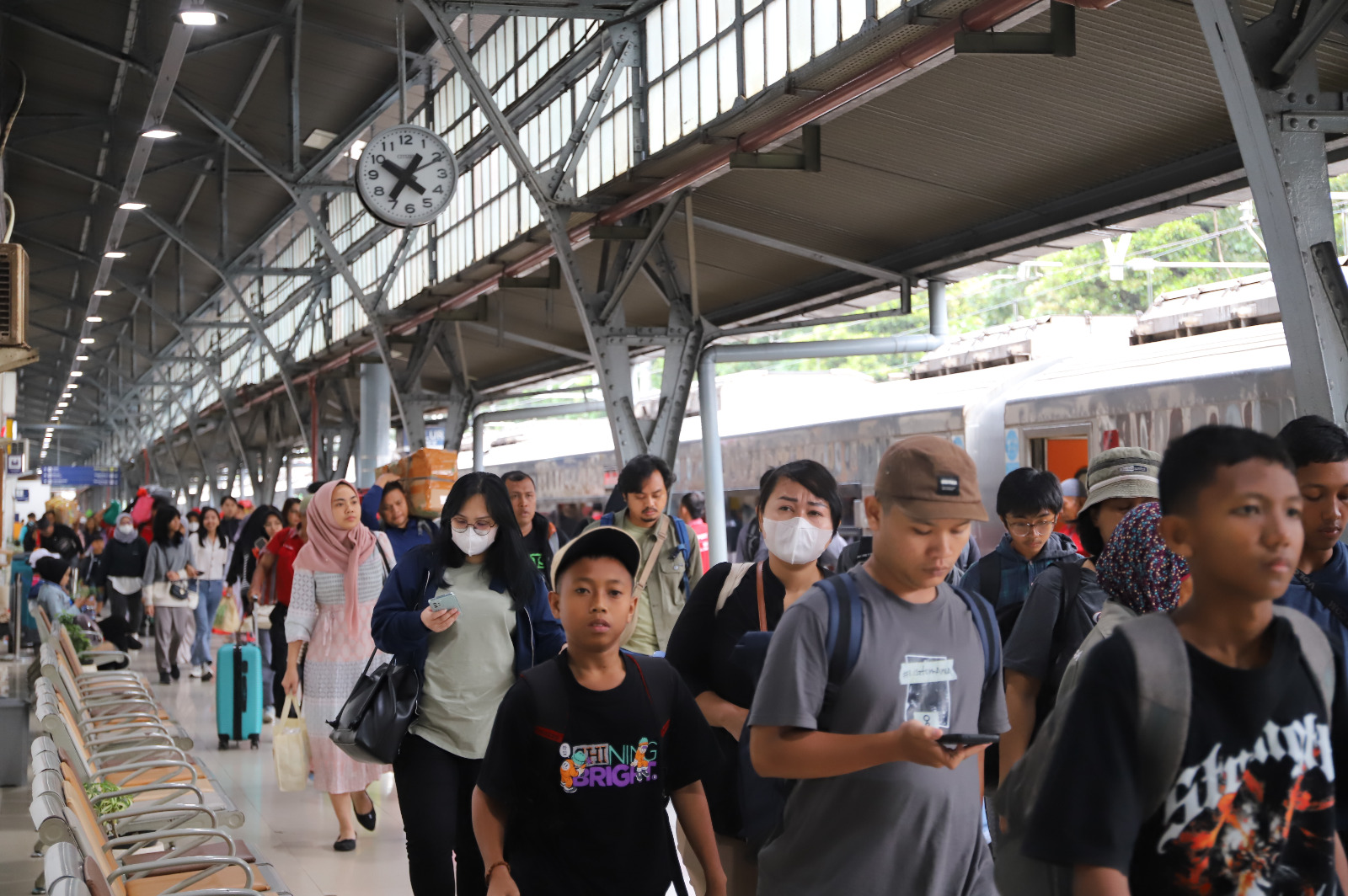 Lebaran 2025: 984 Ribu Penumpang Gunakan KAI Group di Hari Pertama, Total 13,3 Juta Sejak Maret
