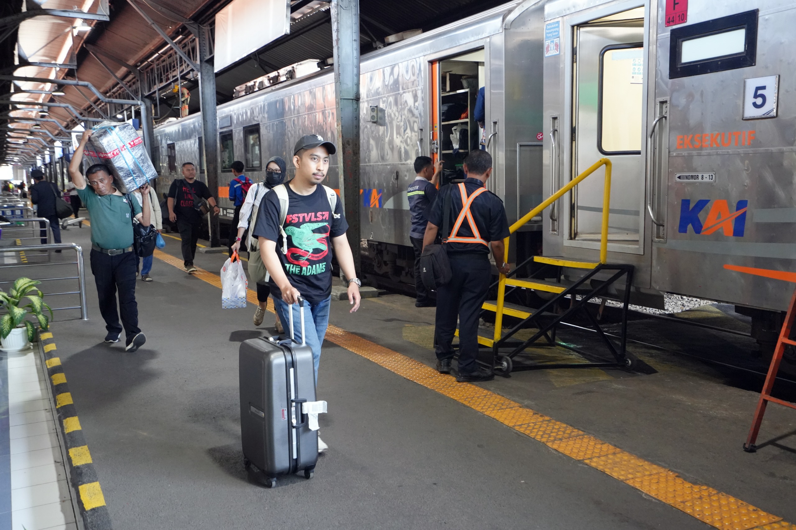 Pemudik Pilih Kereta Api sebagai Moda Utama di Semarang