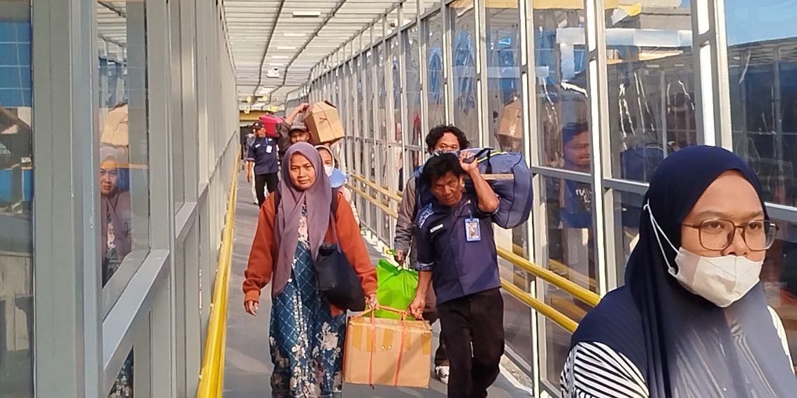 Ribuan Pemudik Memadati Stasiun Kiaracondong, KAI Imbau Pemesanan Tiket Lebih Awal