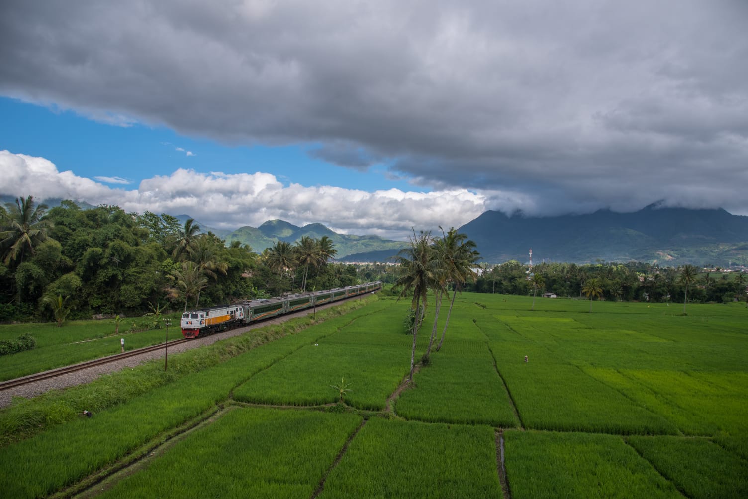 Kereta Api Menjadi Pilihan Utama, Okupansi Melebihi 100% Selama Long Weekend Waisak 2025