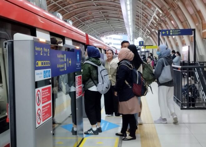 (FOTO) Penumpang LRT Jabodebek Nikmati Perjalanan Nyaman di Gerbong Modern Selama Waisak