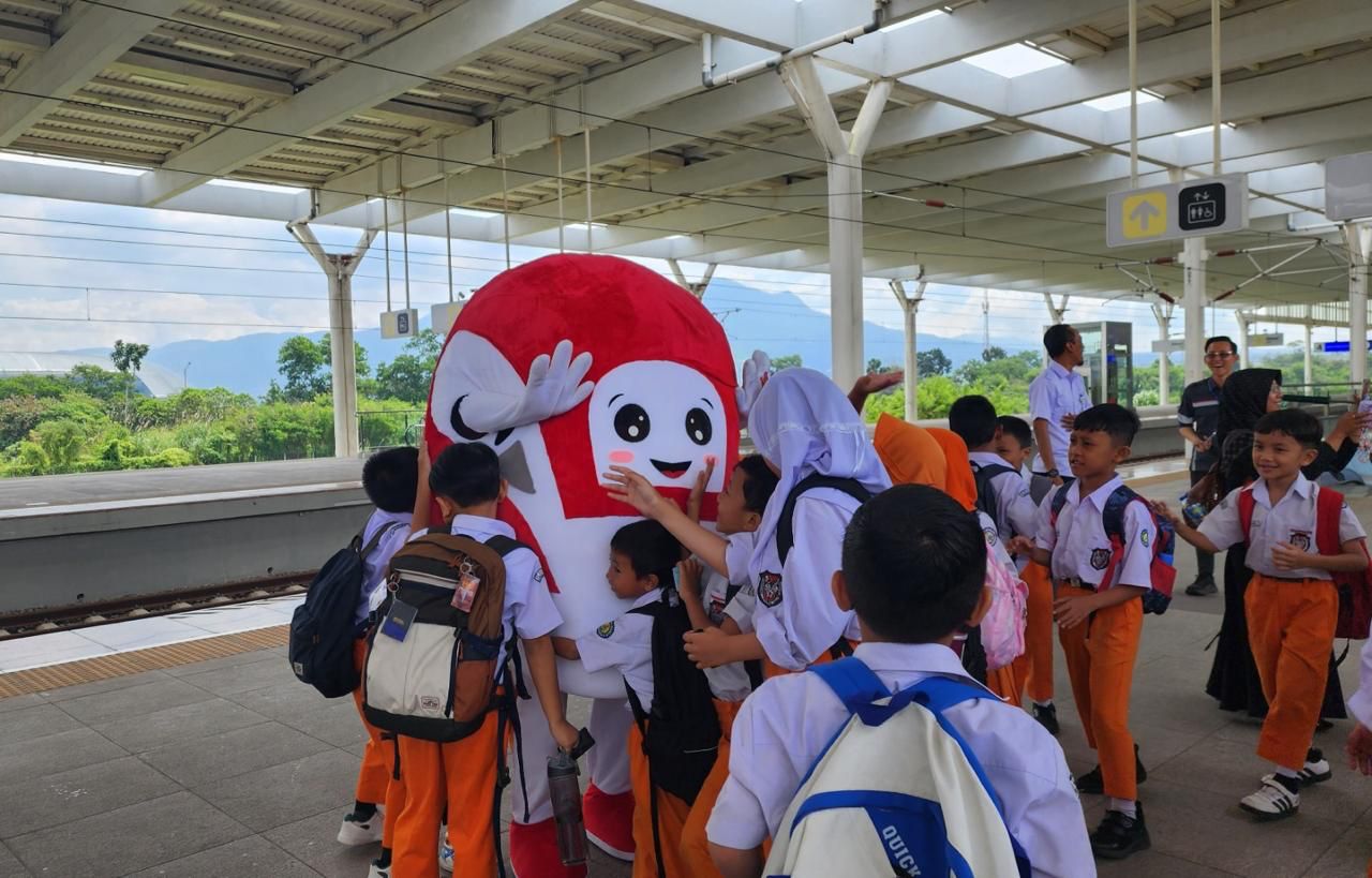 KCIC Dorong Edukasi Transportasi Publik Lewat Whoosh di Hari Pendidikan Nasional
