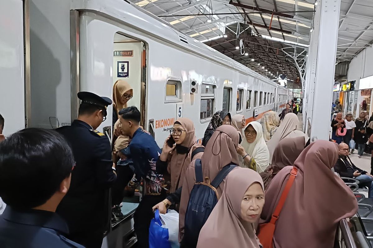 (FOTO) Penumpang Manfaatkan Penambahan Kapasitas KAI di Stasiun Kutoarjo Menyambut Libur Kenaikan Yesus Kristus