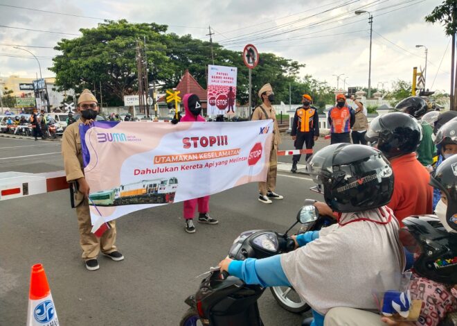 (FOTO) Petugas KAI dan Masyarakat Bersama-Sama Wujudkan Keselamatan di Perlintasan Sebidang