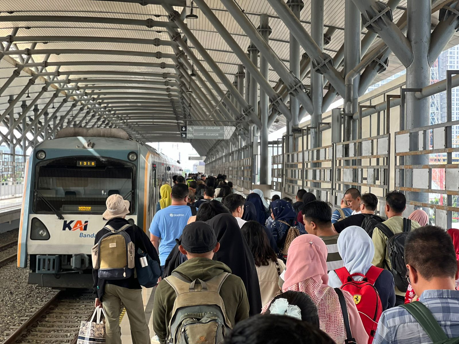 (FOTO) Suasana Ramai Penumpang di KA Srilelawangsa Bukti Layanan PT Railink Semakin Diminati