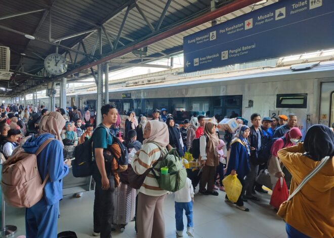 Kereta Api Jadi Pilihan Utama Saat Arus Balik Waisak, KAI Catat Okupansi Tembus 100% Lebih