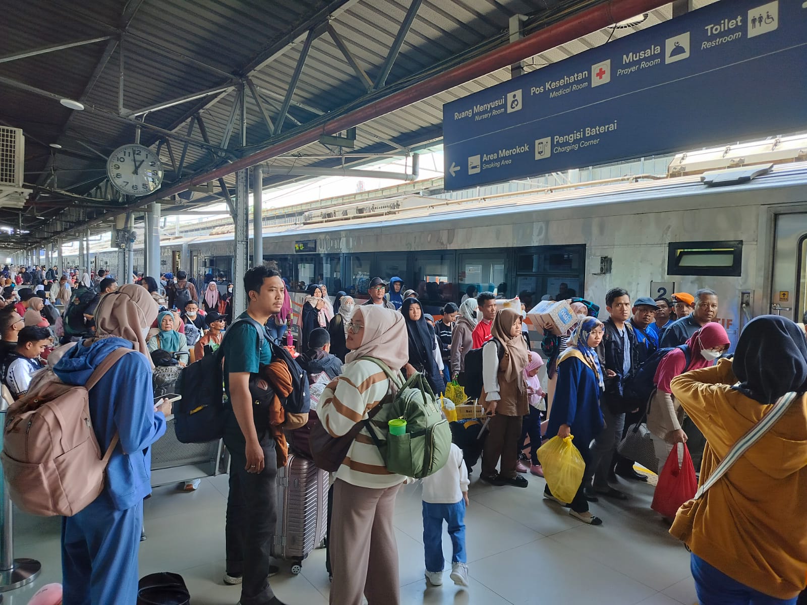 Kereta Api Jadi Pilihan Utama Saat Arus Balik Waisak, KAI Catat Okupansi Tembus 100% Lebih